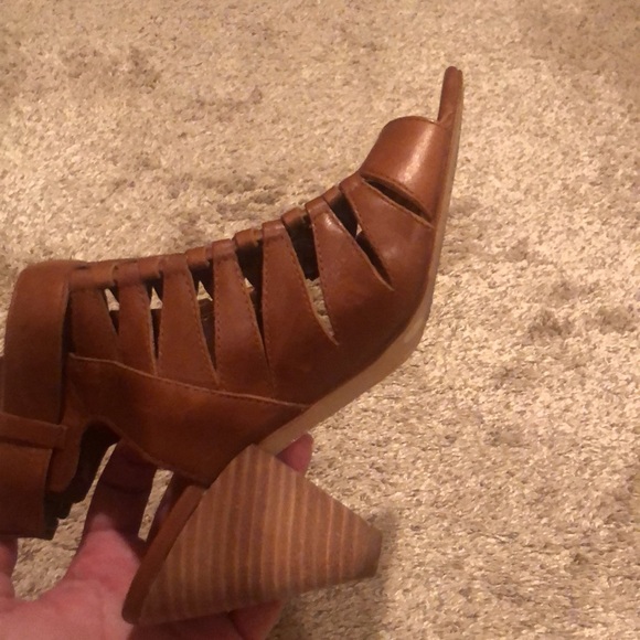 Vince Camuto camel colored heeled sandals - Picture 3 of 4